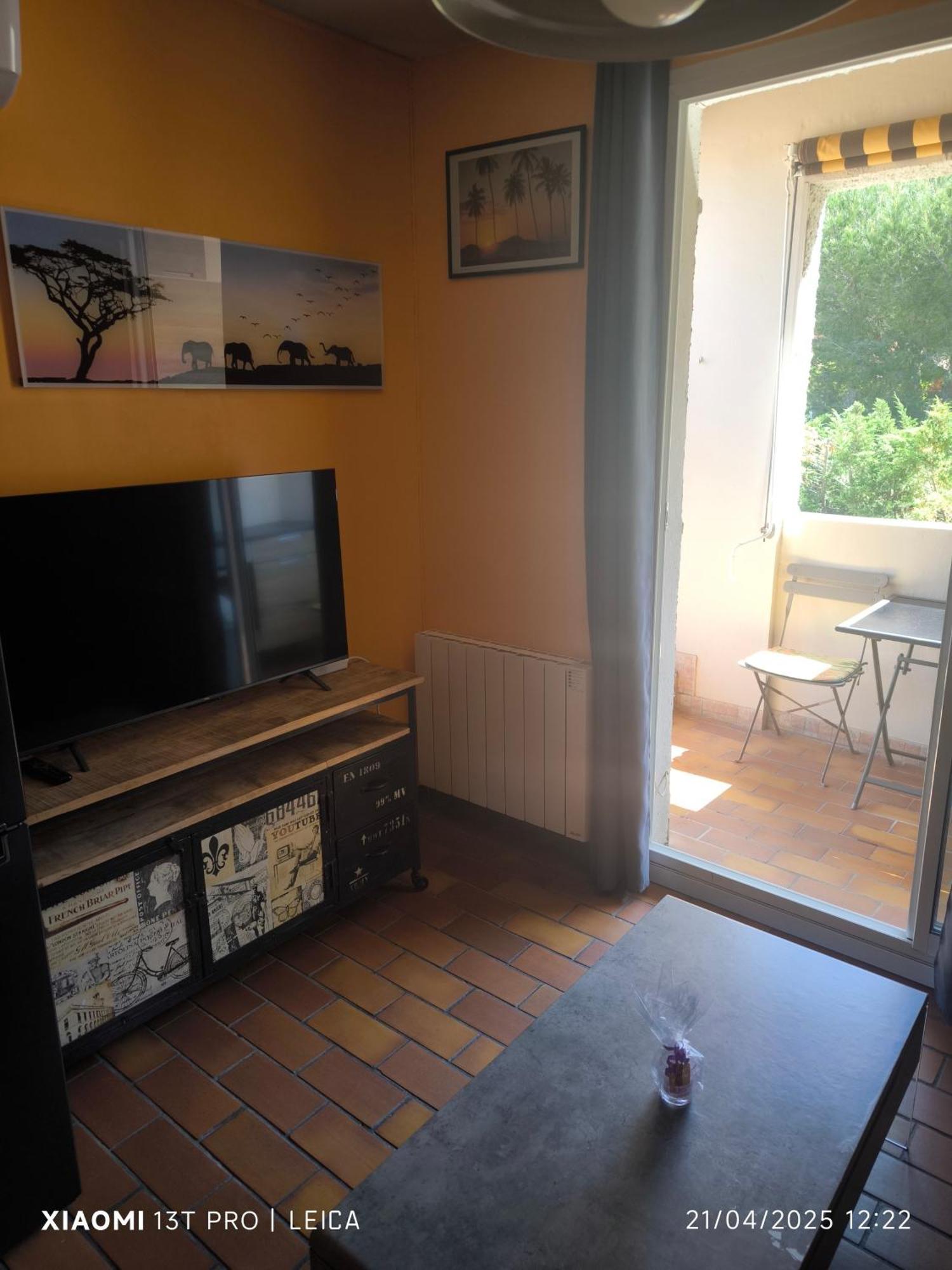 Studio Apartment *